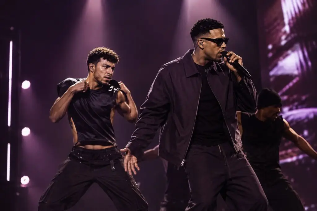Bailarines de industria urbana en gira con cantante