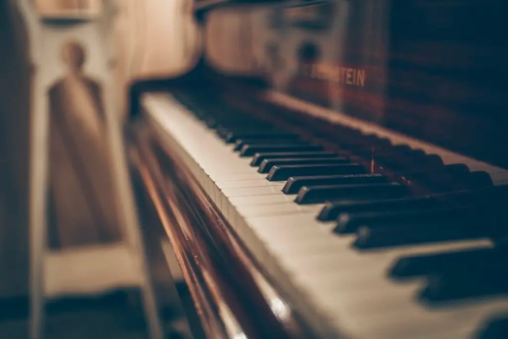 Teclas de piano iluminadas con luz cálida